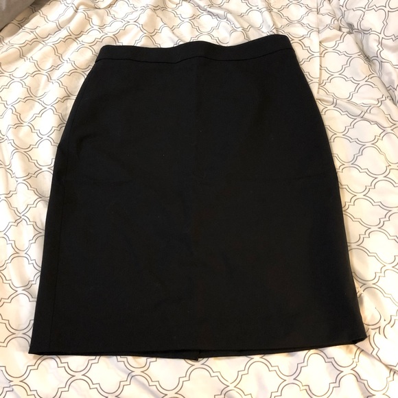 Banana Republic Black slim fitting skirt, size 4 - Picture 2 of 4